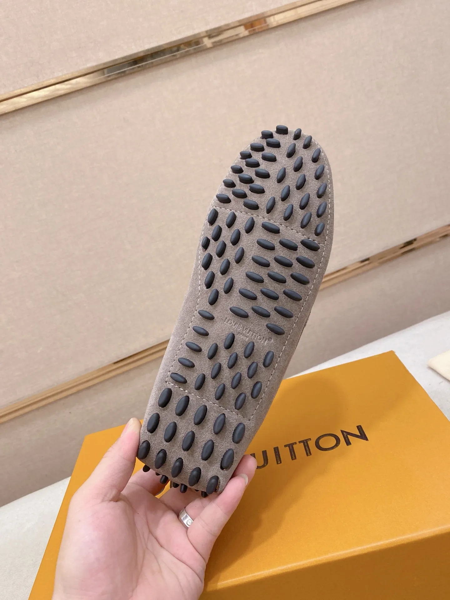 Factory price: 500💰High-end quality! LV 🆕🆕Exclusive hot-selling products in stock🔥🔥New products on the shelves, high-quality Ferragamo men's pea shoes, high-end casual driving shoes, with complete packaging! 💪 💪 Material: Imported suede cowhide 🐂 + Imported high-quality buffalo leather lining + wear-resistant outsole 👍🏻👍🏻 Features: High-end and comfortable, purely handmade 🚀 🚀 Create the perfect shoes that suit you best 🔥 🔥 Size: (38-44) 45 standard size can be customized!